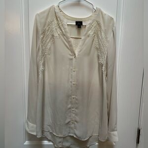 Beautiful Off-white Worthington women’s blouse, size L.